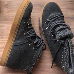 Rocket Dog Vancouver Women's shoes, size 6. Gray wool, faux fur ankle boots